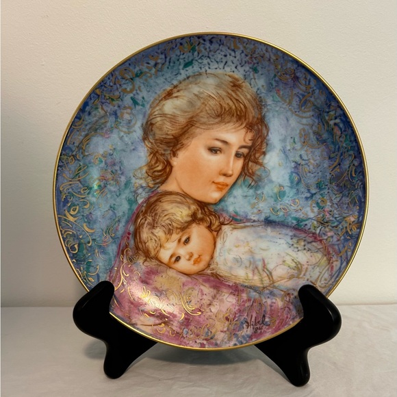 Edna Hibel decorative plates - Picture 8 of 13